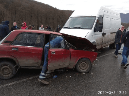 У Виноградівському районі зіткнулись легковик і мікроавтобус – 01 У Виноградівському районі зіткнулись легковик і мікроавтобус – 01