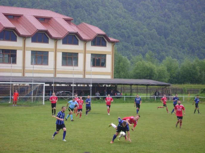 Василь Петьовка підтримав футбольні команди Тячівщини та Рахівщини – 01