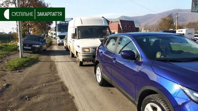 Обурені жителі Хуста перекрили дорогу: відомо, що вони вимагають – 02