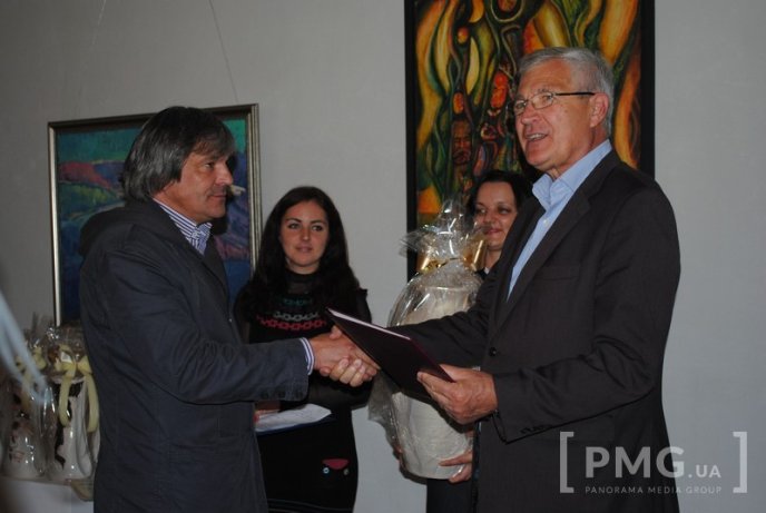 У Мукачеві до Дня художника відкрилась виставка митців міста – 13