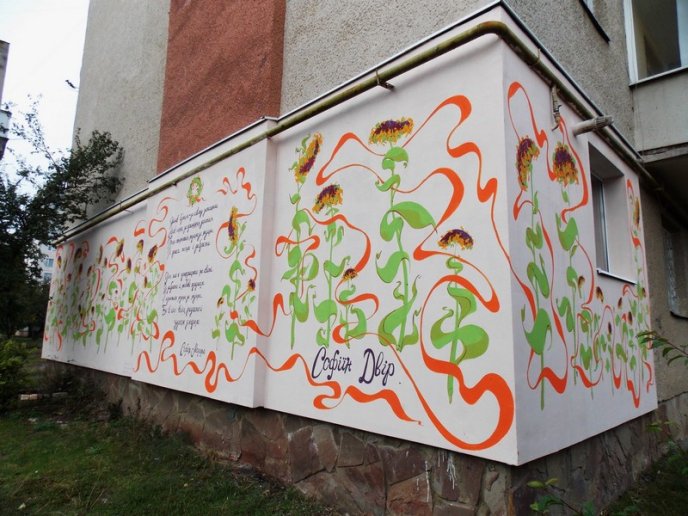 Фасад квартири в спальному мікрорайоні Мукачева прикрасив дивовижний стінопис – 03