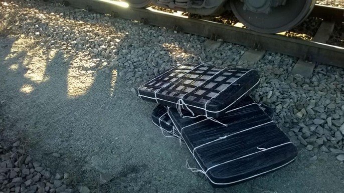 Вигадливі контрабандисти винайшли новий спосіб переправити цигарки – 01 Вигадливі контрабандисти винайшли новий спосіб переправити цигарки – 01