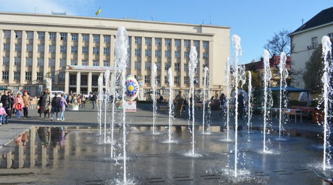 Перший у 2017 році фонтан в Ужгороді вже запрацював – 02