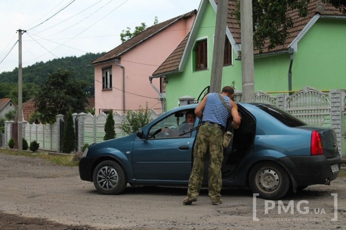 Поблизу Мукачева продовжують працювати тимчасові блокпости військових – 07
