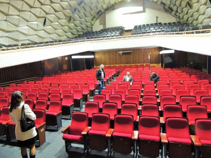 Берегівський будинок культури отримав нові глядацькі крісла, привезені з Угорщини – 01