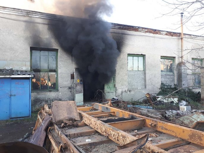 12 рятувальників гасили пожежу на Ужгородщині – 01