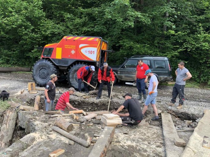 На Рахівщині відновили розмиту паводковою хвилею ділянку дороги  – 01