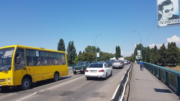 В Ужгороді ремонтують транспортний міст Масарика. Утворилися затори – 03 В Ужгороді ремонтують транспортний міст Масарика. Утворилися затори – 03