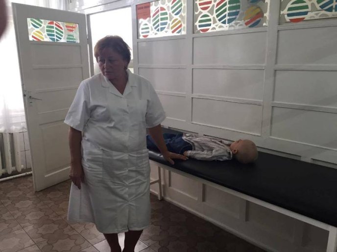 У Мукачеві чоловік жебракував із майже бездиханною дитиною на руках, в якої вже були конвульсії ніжок – 07