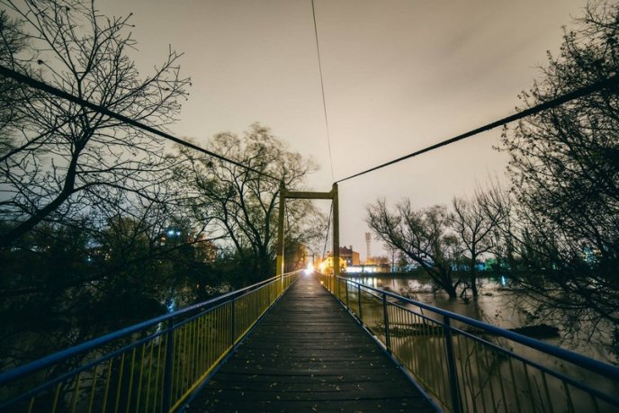 Страхітлива краса: фотограф зафіксував, як в Ужгороді виглядав паводок вночі  – 15