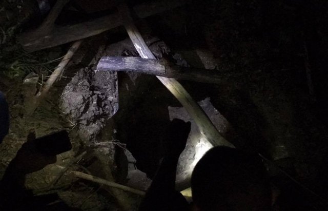 Спецоперація на кордоні зі Словаччиною: поліція, прикордонники та СБУ перевіряють підозрілий колодязь – 04