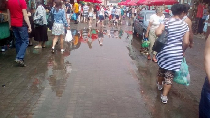 Після зливи одна з центральних вулиць Мукачева перетворилася на озеро – 03