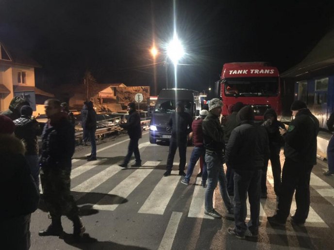 Перекриття траси "Київ-Чоп": що наразі відбувається у Нижніх Воротах – 03