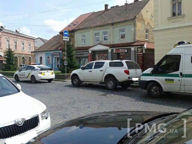 Незначна ДТП біля ратуші: іномарка зачепила автомобіль інкасаторів "Ощадбанку" – 03