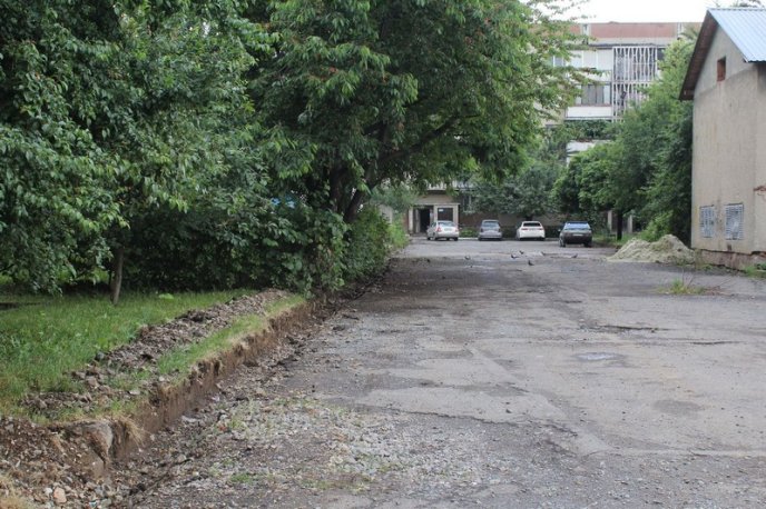 У Мукачеві на бульварі Гойди ремонтують проїзд – 02