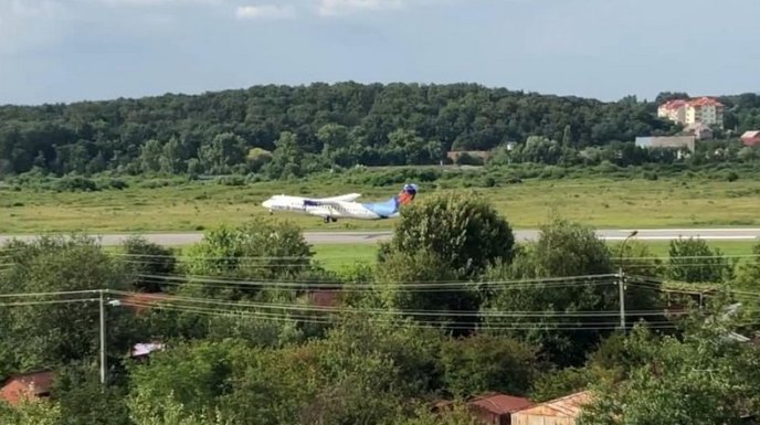 На Закарпатті приземлився чартерний літак із Ізраїлю з хасидами на борту – 04