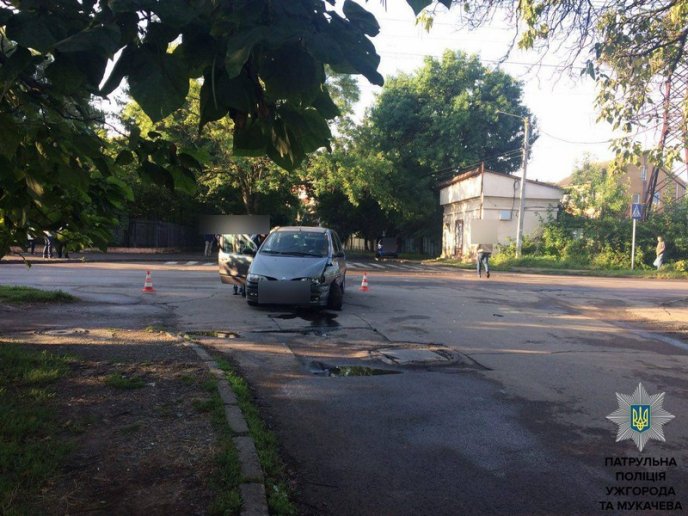 Вранці в Ужгороді зіткнулися дві машини – 04