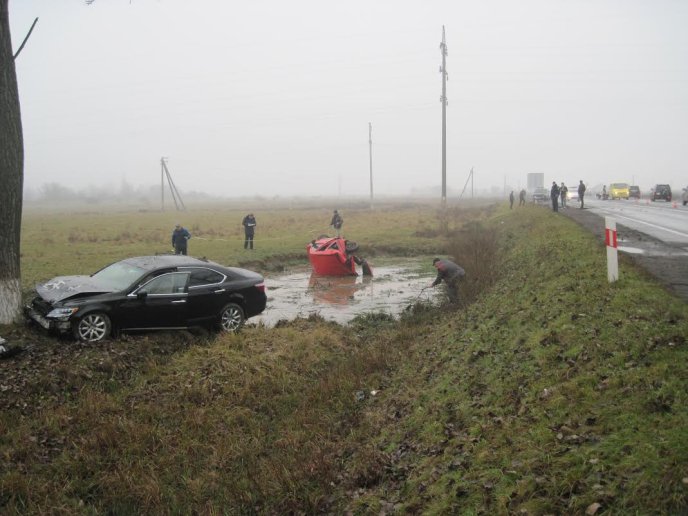 Біля Зняцева ДТП: автомобілі у глибокому кюветі, жінка-водій у реанімації (ФОТО) – 04