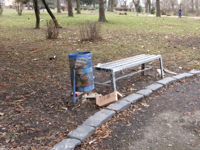 Сквер імені Андрія Кузьменка у Мукачеві: купа пляшок, бруд, поламані лавиці та викрадені смітники – 08