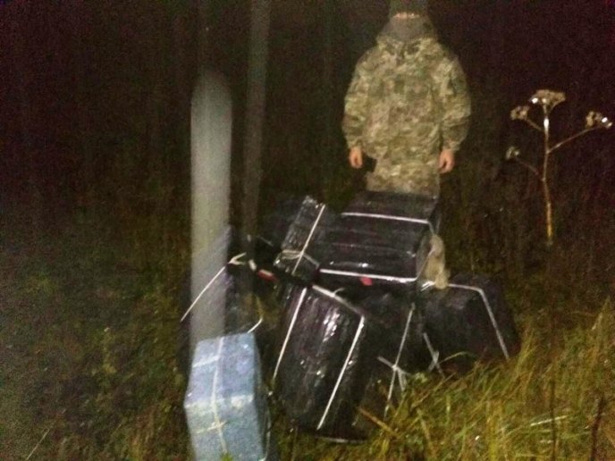 Невідомі намагалися переправити через кордон 4500 пачок сигарет – 01