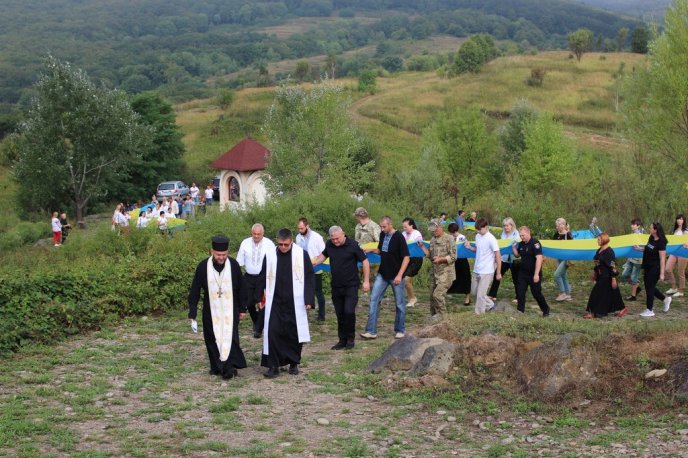 На горі у Закарпатті розгорнули стометровий прапор України – 06