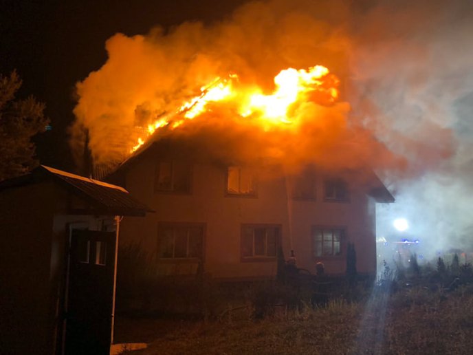 Під час пожежі ледь не згоріли монахи – 03