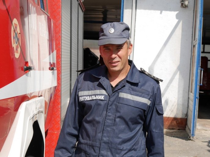 Рятувальників 2-річної дитини, яка ледь не вистрибнула з балкону, сьогодні нагородили – 01