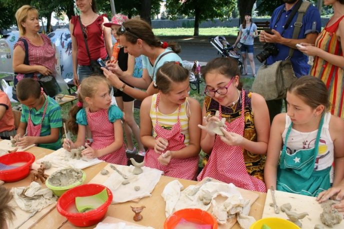Маленькі закарпатці на кілька годин стали гончарами – 04