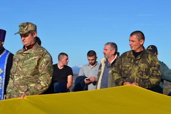 На Тячівщині на горі Капуна урочисто піднялии величезний прапор України – 06