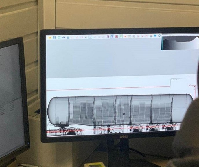 Через кордон спробували перевезти автоцистерну, заповнену цигарками – 02