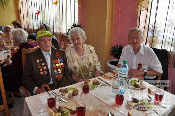 Мер Мукачева випив з ветеранами "фронтові" 100 грам (ФОТО) – 01