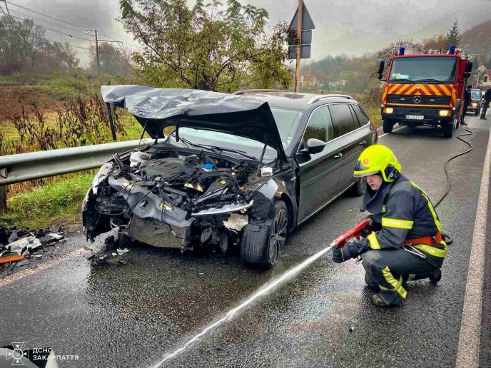 Уламки машин розкидані по дорозі: в області трапилась аварія – 06