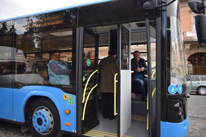 Сьогодні вулицями Ужгорода почали курсувати нові автобуси – 15