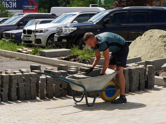 В Ужгороді облаштовують внутрішньоквартальні території  – 10