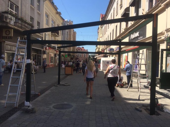 Ужгородців обурив монтаж тераси у самому центрі міста  – 01