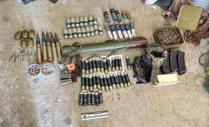 У чоловіка, який приїхав на Закарпаття, виявили арсенал зброї та вибухівки – 01 У чоловіка, який приїхав на Закарпаття, виявили арсенал зброї та вибухівки – 01
