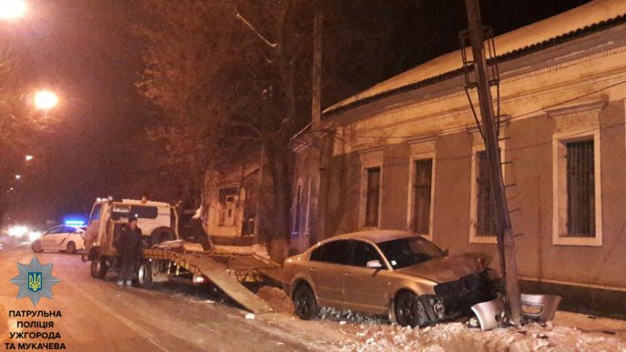 В Ужгороді іномарка "Шкода" в’їхала в електроопору: водій та пасажир покинули місце ДТП – 03