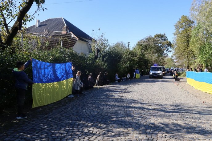 В останню путь провели закарпатця, який повернувся з Канади, щоб захищати рідну землю – 03