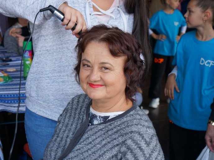 Салон краси просто неба: в Ужгороді зробили подарунок для людей похилого віку – 10 Салон краси просто неба: в Ужгороді зробили подарунок для людей похилого віку – 10