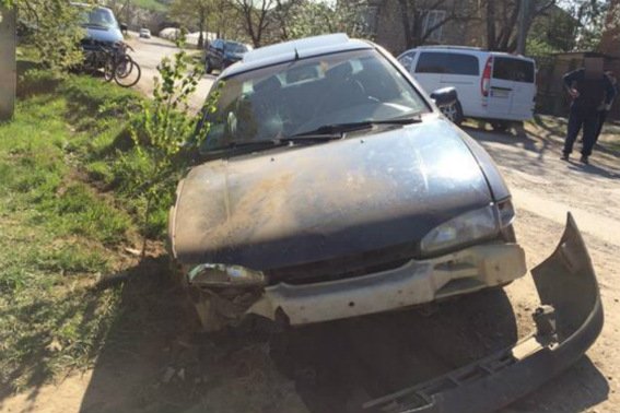 18-річний хлопець спочатку вкрав авто, розбив його, а потім пограбував магазин – 02