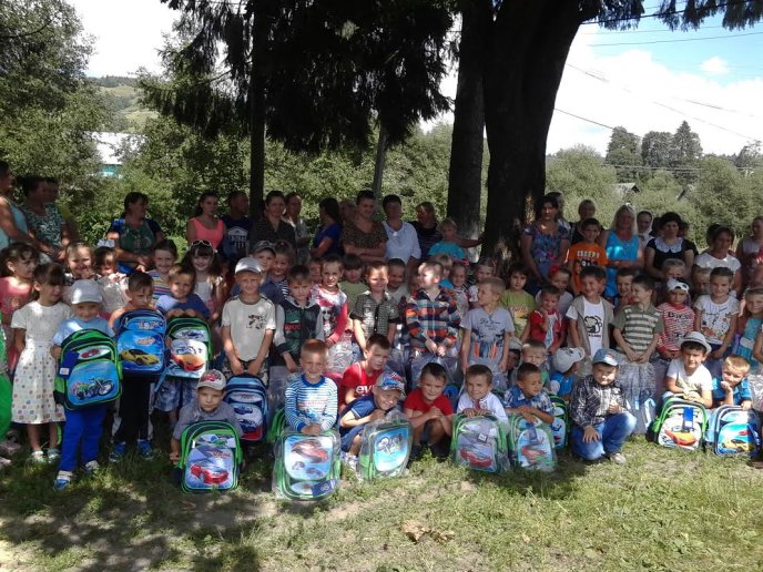 Більше півтори тисячі першачків Рахівщини отримали новенькі ранці з канцелярським приладдям – 09