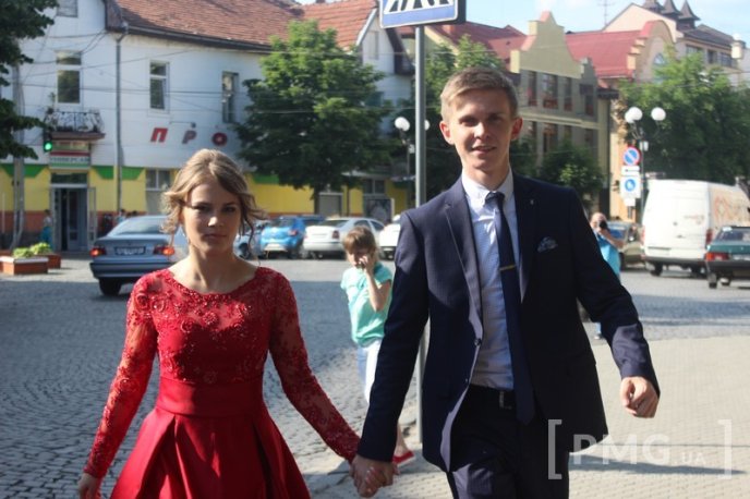 Випускники загальноосвітніх шкіл Мукачева пройшли ходою по місту  – 03