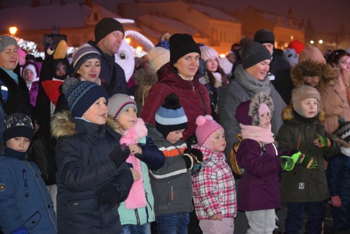 Головна ялинка Ужгорода засяяла новорічними вогнями – 01 Головна ялинка Ужгорода засяяла новорічними вогнями – 01