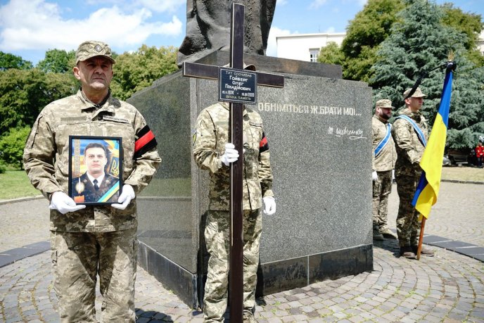 Він дуже любив свій край: в Ужгороді попрощались із полеглим Героєм – 01