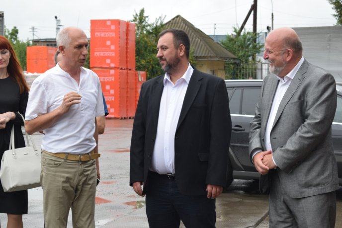 У Мукачеві відкрився салон лакофарбової продукції "Снєжка" – 08 У Мукачеві відкрився салон лакофарбової продукції "Снєжка" – 08