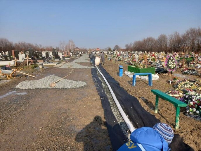Після розголосу у ЗМІ на одному з цвинтарів Мукачева почали влаштовувати дренажну систему – 01