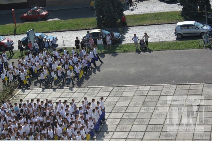 Мукачівські школярі присвятили патріотичний флешмоб єдиній Україні (ФОТОРЕПОРТАЖ) – 06