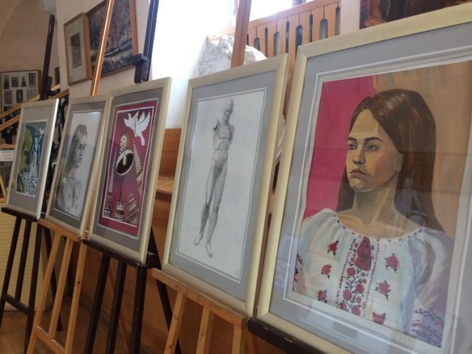 У Мукачеві в дитячій художній школі триває виставка творчих робіт випускників – 02