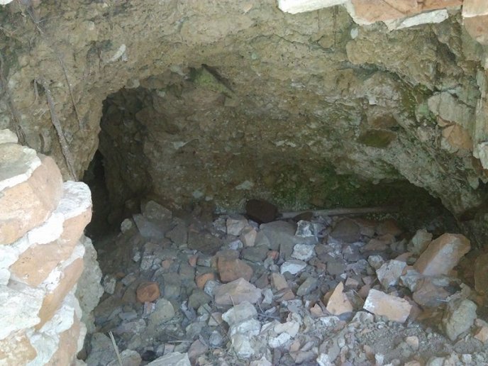 У руїнах Хустського замку волонтери знайшли таємничий підземний тунель – 01