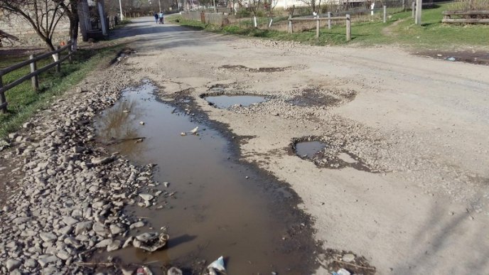 У мережі показали фото жахливого стану доріг, якими їздять жителі Міжгірського району – 05